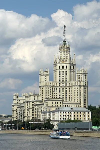 Moskova, Rusya - 11 Haziran 2010: Konut Yapı Kotelnicheskaya setin Moskova'da, "yüksek katlı binalar", Stalin tarzı mimarisi üzerinde. Moskova (Moskova) Nehri görüntülemek — Stok fotoğraf