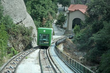 Montserrat, İspanya - 28 Ağustos 2012: Montserrat dağ Santa Cova füniküler. Benedictine abbey Santa Maria de Montserrat, İspanya