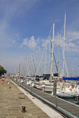 Venice, İtalya - 04 Eylül 2012: Yatlar Venedik yakınındaki Kilisesi, San Giorgio Maggiore üzerinde Adası, San Giorgio Maggiore