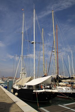 Venice, İtalya - 04 Eylül 2012: Yatlar Venedik yakınındaki Kilisesi, San Giorgio Maggiore üzerinde Adası, San Giorgio Maggiore