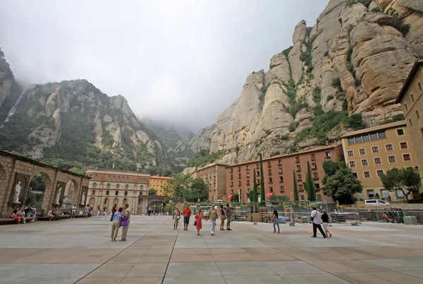 MONTSERRAT, ESPAÑA - 28 DE AGOSTO DE 2012: Abadía benedictina de Santa Maria de Montserrat en Monistrol de Montserrat, España —  Fotos de Stock