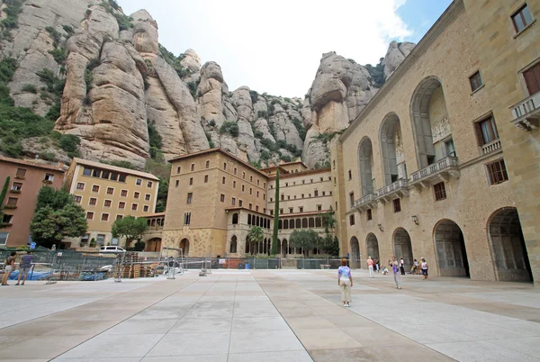 Montserrat, Spanien - den 28 augusti, 2012: The benediktinerklostret Santa Maria de Montserrat i Monistrol de Montserrat, Spanien; — Stockfoto