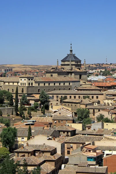 TOLEDO, ESPAÑA - 24 de agosto de 2012: Vista aérea de Toledo. Hospital de Tavera - Musum Duque de Lerma — Foto de Stock