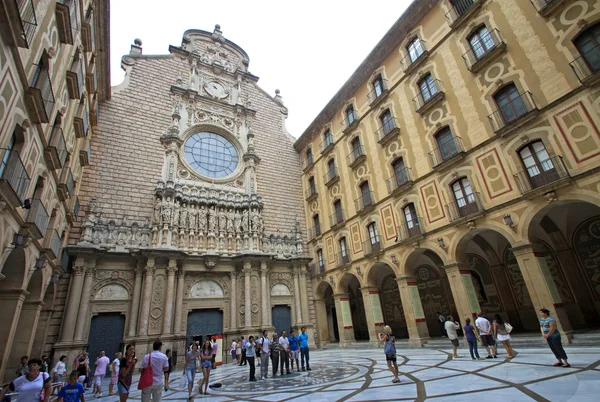 MONTSERRAT, SPAGNA - 28 AGOSTO 2012: Cortile interno della chiesa dell'abbazia benedettina di Santa Maria de Montserrat a Monistrol de Montserrat, Spagna — Foto Stock