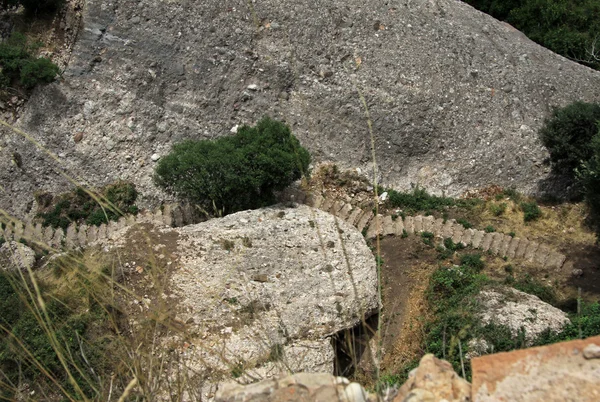 Montserrat, Hiszpania-28 sierpnia 2012: stare kamienne schody w pobliżu pustelni św Onofre w klasztorze Montserrat, Hiszpania — Zdjęcie stockowe