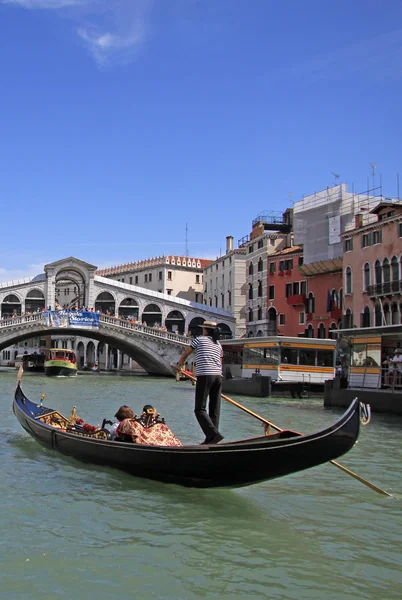 VENECIA, ITALIA - 02 DE SEPTIEMBRE DE 2012: Góndola en el Puente de Rialto en el Gran Canal, Venecia, Italia — Foto de Stock
