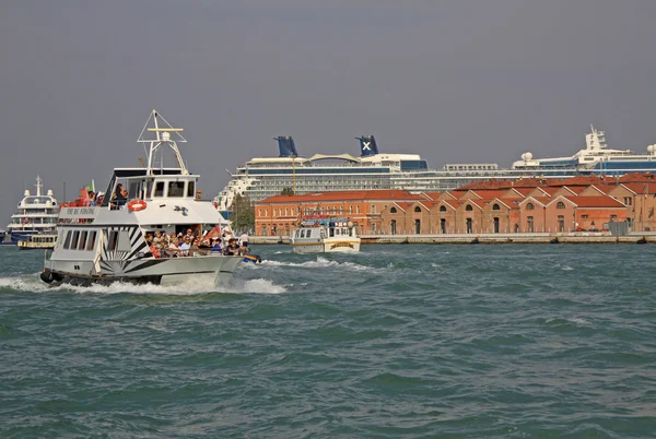 VENICE, ITÁLIA - SETEMBRO 04, 2012: Barcos perto do porto de Veneza — Fotografia de Stock