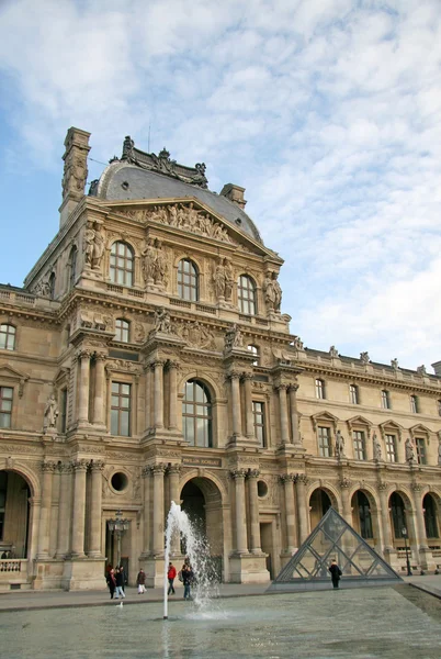 Paryż, Francja - 27 listopada 2009: Fasada Pałacu Królewskiego Luwru. Teraz Louvre jest jednym z największych muzeów na świecie — Zdjęcie stockowe
