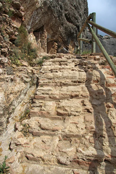 MONTSERRAT, ESPAÑA - 28 DE AGOSTO DE 2012: Las escaleras de la Ermita de San Onofre en el monasterio de Montserrat, España —  Fotos de Stock