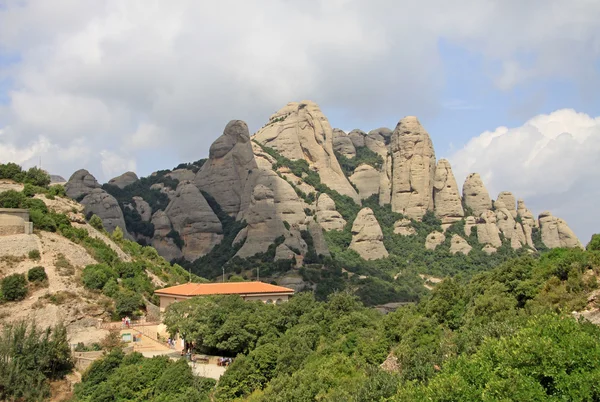 Montserrat, Hiszpania - 28 sierpnia 2012: Góry Montserrat w pobliżu Opactwo Benedyktynów Santa Maria de Montserrat w Monistrol de Montserrat, Hiszpania — Zdjęcie stockowe