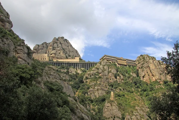 MONTSERRAT, ESPAÑA - 28 DE AGOSTO DE 2012: La abadía benedictina Santa Maria de Montserrat en Monistrol de Montserrat, España —  Fotos de Stock