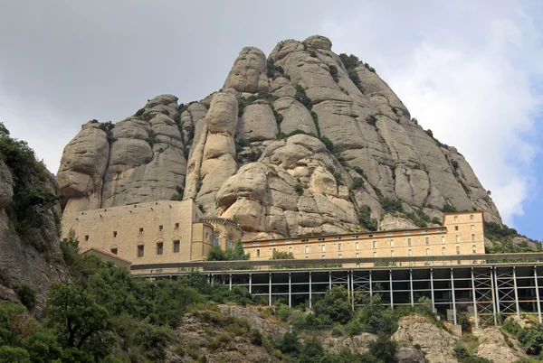 MONTSERRAT, ESPAÑA - 28 DE AGOSTO DE 2012: La abadía benedictina Santa Maria de Montserrat en Monistrol de Montserrat, España —  Fotos de Stock