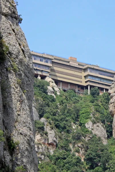 MONTSERRAT, SPAGNA - 28 AGOSTO 2012: L'abbazia benedettina di Santa Maria de Montserrat a Monistrol de Montserrat, Spagna — Foto Stock