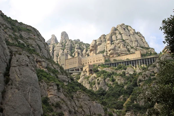 Montserrat, Spanien - den 28 augusti, 2012: The benediktinerklostret Santa Maria de Montserrat i Monistrol de Montserrat, Spanien — Stockfoto
