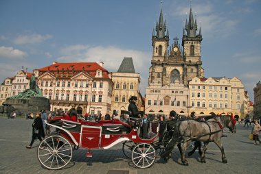 Prague, Çek Cumhuriyeti - 16 Nisan 2010: at arabası turistler eski Meydanı Prag, Çek Cumhuriyeti için bekliyor