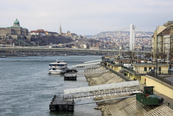 布达佩斯-2012 年 2 月 24 日 ︰ 伊丽莎白桥 （艾兹藏） 跨多瑙河连接布达和佩斯 — 图库照片