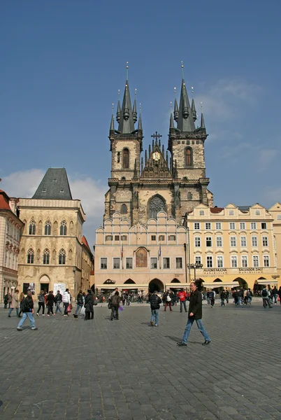 Prague, Republika Czeska - 16 kwietnia 2010: Kościół Matki Boskiej przed Tynem na rynku starego miasta, Praga, Republika Czeska — Zdjęcie stockowe