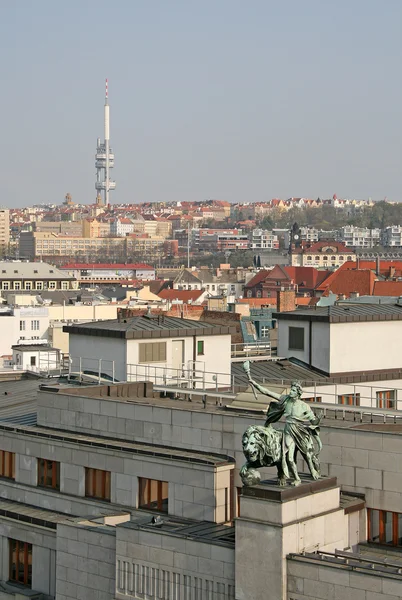 PRAGA, REPÚBLICA CHECA - 16 DE ABRIL DE 2010: Estatua en la parte superior del Banco Nacional Checo, vista desde Powder Tower — Foto de Stock