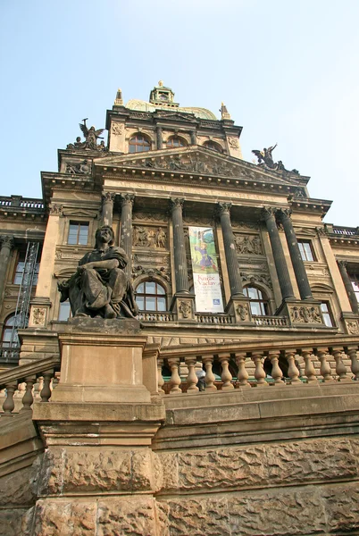 PRAGUE, REPÚBLICA CHECA - 16 de abril de 2010: Fachada do Museu Nacional Checo na Praça Venceslau — Fotografia de Stock