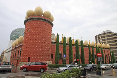 Figueres, İspanya - 30 Ağustos 2012: Salvador Dali'nin en büyük eserlerini barındıran Figueres'teki Dali Müzesi.