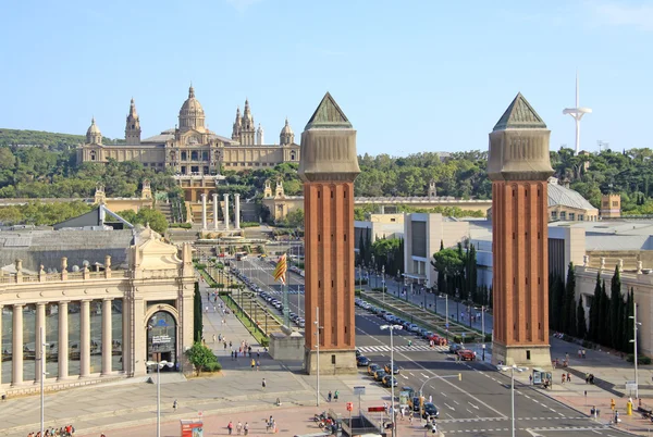 베네치아 타워와 국립 미술관, 스페인 바르셀로나에서 스페인의 바르셀로나, 카탈로니아, 스페인-2012 년 8 월 28 일: 광장 — 스톡 사진