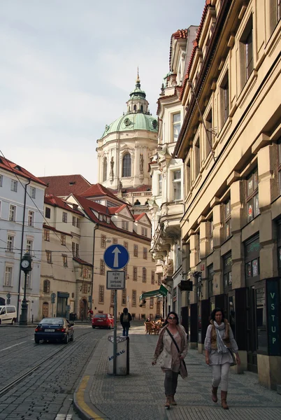 Praha, Česko-18. dubna 2010: svatý Mikulášský kostel v Mala Strana nebo menší, krásná stará část Prahy — Stock fotografie