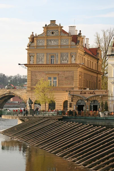 PRAGA, REPÚBLICA CHECA - 18 DE ABRIL DE 2010: Museo dedicado al gran compositor checo Bedrich Smetana — Foto de Stock