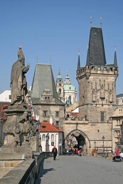 Charles Bridge, Prague, Çek Cumhuriyeti, Prag, Çek Cumhuriyeti - 19 Nisan 2010: Towers — Stok fotoğraf