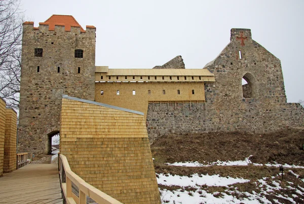 SIGULDA, LATVIA - 17 de março de 2012: Ruínas renovadas do Castelo Velho de Sigulda. O velho castelo de Sigulda foi construído no século XIII . — Fotografia de Stock