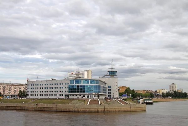 ОМСК, РОССИЯ - 18 июня 2010 года: Здание бывшего речного вокзала в Омске, ныне кинотеатр "Вавилон" на реках Иртыш и Ом сливаются плац — стоковое фото