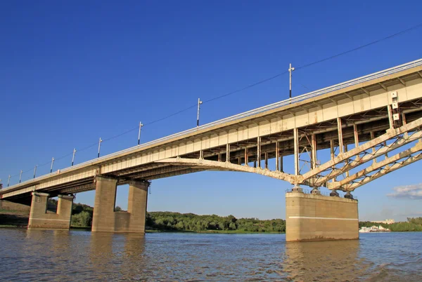 ОМСК, РОССИЯ - 21 июня 2010 года: Мост назван в честь 60-летия комсомола через реку Иртыш в Омске, Россия — стоковое фото