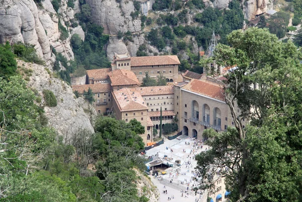 MONTSERRAT, ESPAGNE - 28 AOÛT 2012 : Abbaye bénédictine Santa Maria de Montserrat à Monistrol de Montserrat, Espagne. Vue depuis le funiculaire de Sant Joan — Photo