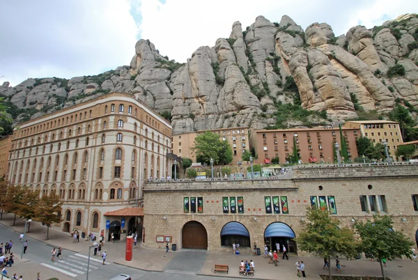 MONTSERRAT, ESPAÑA - 28 DE AGOSTO DE 2012: Abadía benedictina de Santa Maria de Montserrat en Monistrol de Montserrat, España —  Fotos de Stock