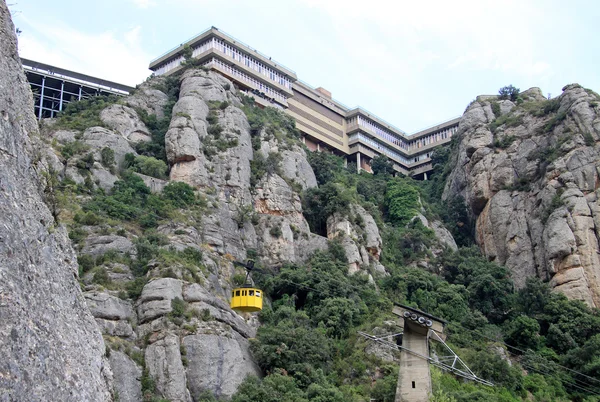 MONTSERRAT, ESPAÑA - 28 DE AGOSTO DE 2012: Teleférico a la abadía benedictina Santa Maria de Montserrat en Monistrol de Montserrat, España —  Fotos de Stock