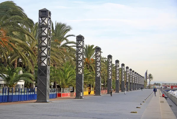BARCELONE, CATALONIE, ESPAGNE - 13 DÉCEMBRE 2011 : Promenade ou remblai le long du Passeig Maritim Barcerloneta à Barcelone, Espagne — Photo