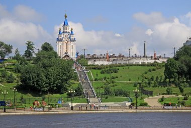 Habarovsk, Rusya - 16 Ağustos 2013: Dormition katedral Khabarovsk Amur Nehri setin yakınındaki