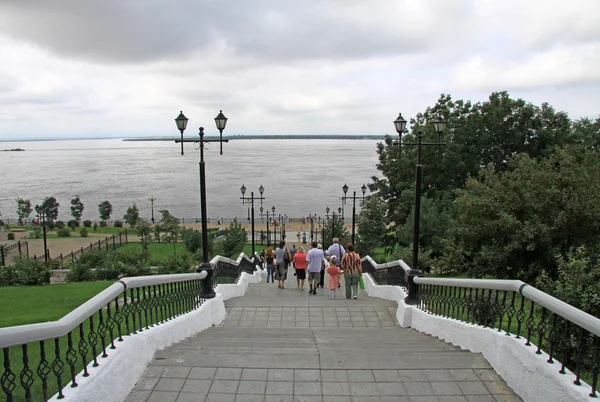 俄罗斯哈巴罗夫斯克-2013年8月16日: 阿穆尔河堤防楼梯, 享有阿穆尔河的美景 — 图库照片