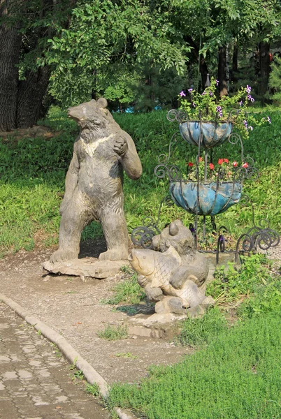ハバロフスク, ロシア-8 月 14, 2013: ハバロフスク市の池の近くにあるクマの像 — ストック写真