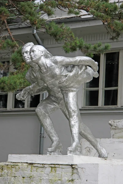 KHABAROVSK, RUSSIA - AUGUST 16, 2013: Statue of figure skaters in Khabarovsk park — Stock Photo, Image