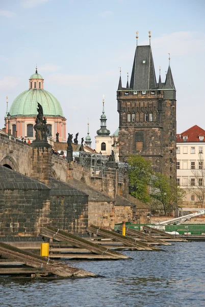 PRAGUE, CZECH REPUBLIC - APRIL 18, 2010: Tower of Charles Bridge, Prague, Czech Republic — Stock Photo, Image