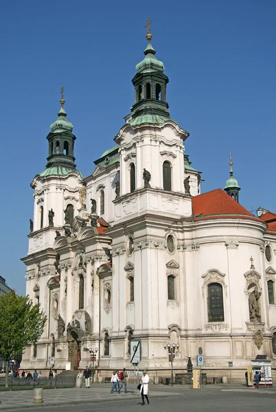 Prague, Tsjechië - 19 April 2010: de Sint-Nicolaaskerk in Praag, Tsjechië — Stockfoto