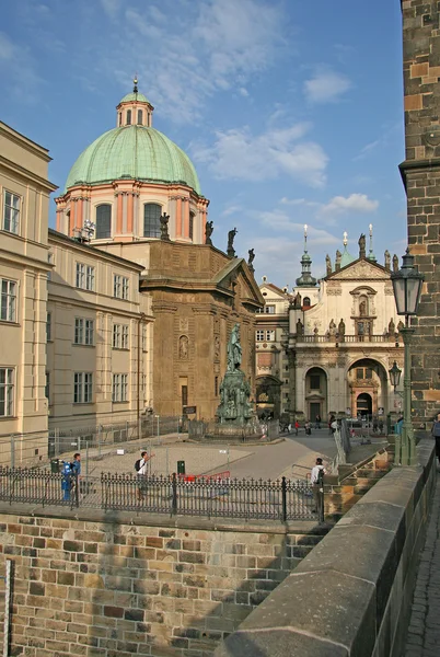 Praha, Česká republika - 18 dubna 2010: St Francis' Assisi církve, pohled z Charled mostu, Praha, Česká republika — Stock fotografie