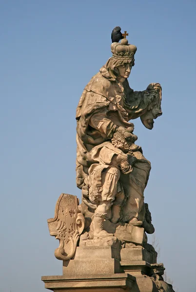 PRAGUE, REPÚBLICA CHECA - 19 de abril de 2010: Estátua de St. Ludmila com pouco Venceslau na Ponte Charles, Praga, República Checa — Fotografia de Stock