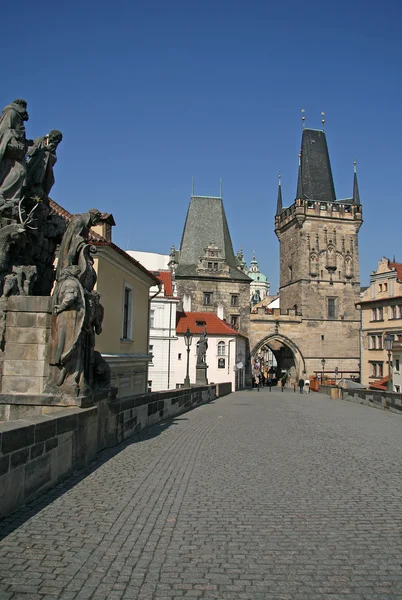 Πράγα, Δημοκρατία της Τσεχίας - 19 Απριλίου 2010: πύργοι από τη γέφυρα του Καρόλου, Πράγα, Δημοκρατία της Τσεχίας — Φωτογραφία Αρχείου
