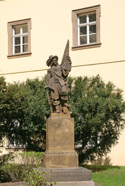 PRAGA, REPUBBLICA CECA - 18 APRILE 2010: Statua del cortile Clementinum a Praga, Repubblica Ceca — Foto Stock