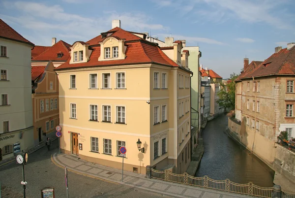 Prague, Cseh Köztársaság - április 18, 2010: színes házak a folyó Certovka (a Davil Stream), Kampa-sziget-Prága, Cseh Köztársaság — Stock Fotó