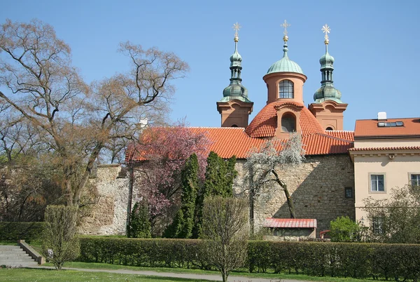 Prag, Tjeckien - 19 April, 2010: domkyrkan kyrkan Saint Lawrence på Petrin Hill i Prag, Tjeckien — Stockfoto