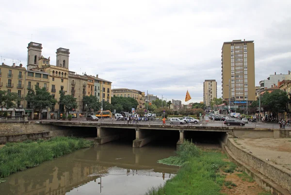 Girona, Spanyolország - augusztus 30, 2012: Placa Catalunya Girona Onyar-folyó — Stock Fotó