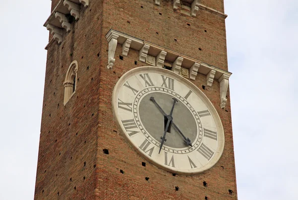 Verona, Olaszország - szeptember 03, 2012: Óra Lamberti torony a Piazza delle Erbe, Verona, Olaszország — Stock Fotó