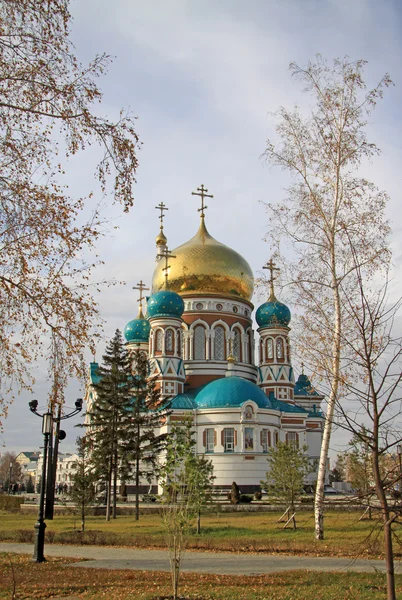 OMSK, RÚSSIA - OUTUBRO 01, 2010: Catedral da Assunção (Catedral da Dormição) em Omsk — Fotografia de Stock